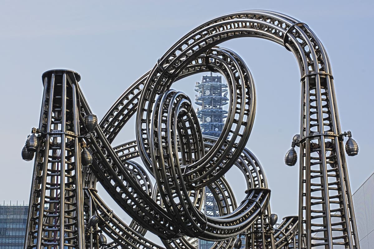 A monumental curved steel structure against the sky: an illustrative image for engineering and construction.